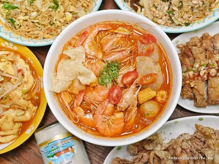 泰小葉 泰式風味小食│台中泰式料理推薦，用餐時間人潮爆多！品項超多，只要銅板價～