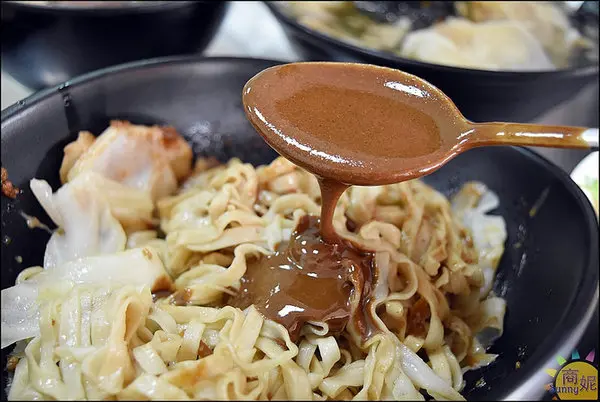 台中北屯平價古早味。立偉麵食太原店。媒體報導一麵三吃30年老店自製麻醬無限供應吃到飽@商妮吃喝遊樂        
      