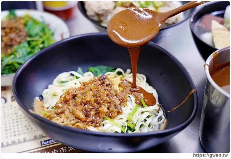 台中經典一麵三吃，香濃麻醬任你淋、滿滿料的綜合湯還可以免費加湯