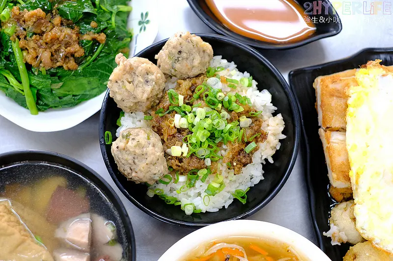 來自第二市場的料多實在平價小吃！北屯立偉麻醬館麵食的三種醬料麻醬麵和丸仔飯、菜頭粿米腸蛋都必點啊～ @強生與小吠的Hyper人蔘~