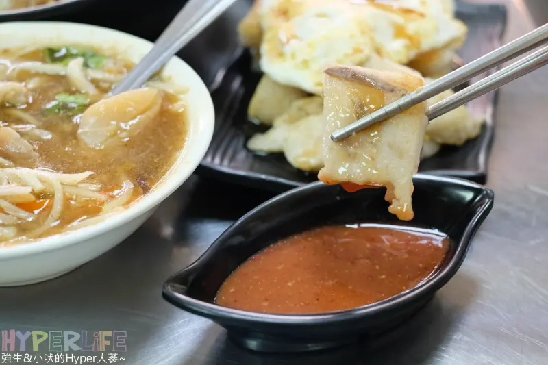 太原路平價好吃麵食小吃「立偉麻醬館麵食」 ，招牌一麵三吃真是絕配！要吃道地麻醬麵和菜頭粿加米腸再也不用跑到第二市場去吃啦～