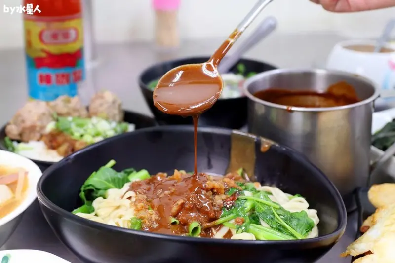 台中麻醬麵必吃，30年經典肉燥花生醬麻醬一麵三吃，芋籤菜頭粿米腸也很讚