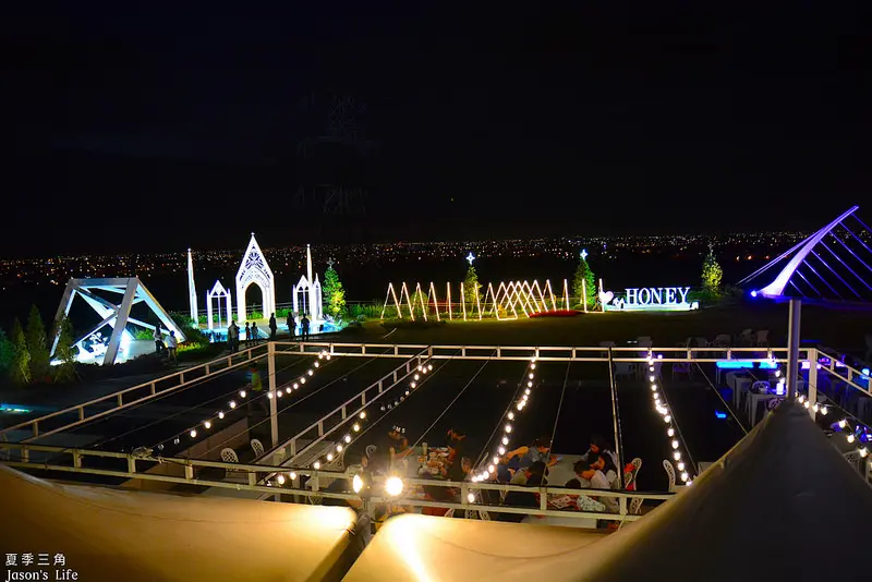 【新竹湖口｜美食】無用餐時間限制，夜景景觀餐廳推薦，大片綠地適合親子遊樂，多處造景適合拍照打卡。夏季三角景觀咖啡廳
