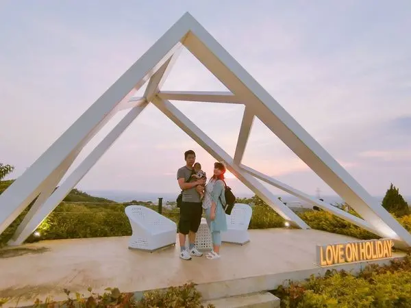 新竹湖口-夏季三角景觀咖啡廳 夜景比白天精彩 假日室內座位一位難求