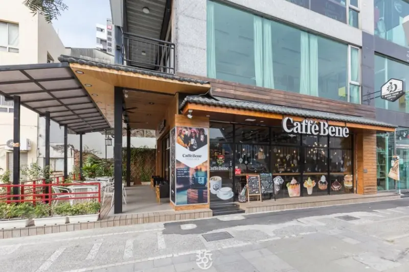 來Caffebene海安藝文門市，吃完火辣的嗎啡拉麵品嘗草莓甜心韓式刨冰，韓國人氣料理等你要挑 - 老莫 Say台南