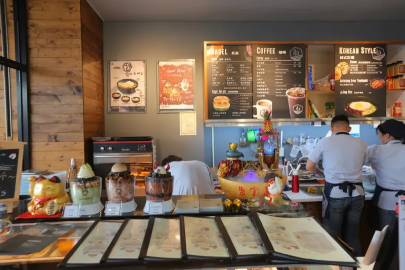 Caffebene海安藝文門市｜能與歐爸一起享受的午茶時光。台南草莓甜點，少女心大爆發！ · 算命的說我很愛吃