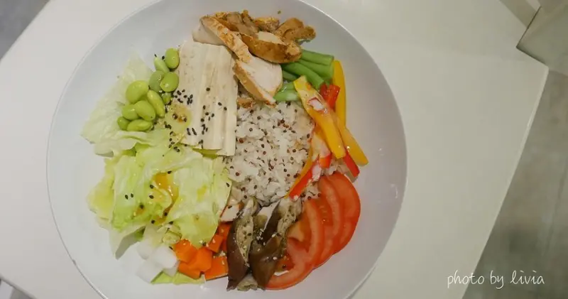 【客製化沙拉】台北松山區 牧牧沙拉 Mooosalad 捷運中山國中站│牧牧把蔬菜沙拉變好吃了！│生銅、低GI、素食者 ❤跟著Livia享受人生❤