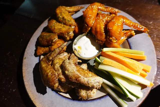 (胖樺食記)101/世貿捷運站超推薦餐酒館「GUMGUM Beer & Wings 」/不限時可包場約會生日聚餐酒吧/信義區國父紀念館美食/精釀啤酒配雞翅/網美IG打卡拍照好去處