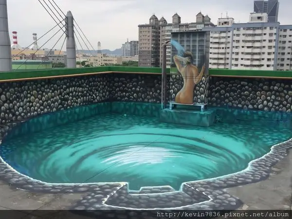 高雄~穿梭異世界來到時空之城,1200坪圖龍老師3D彩繪畫,在這裡你就是最佳模女與模男喔!