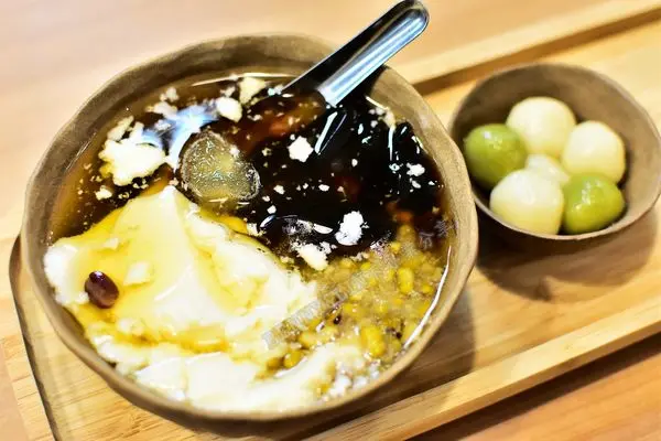 [宜蘭美食]冬山傳統市場隱藏版豆花專賣，還有販售古早味冰棒及豆漿 -- 飛魚食染