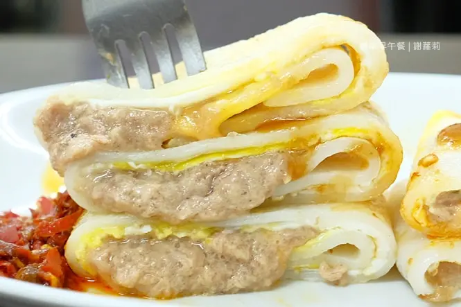 《板橋♥食記》樂樂早午餐。隱藏巷弄內的低調早午餐，竟然藏著超浮誇蛋餅，滿滿起司內餡還有著超犯規的迷人牽絲呀！(亞東醫院站)