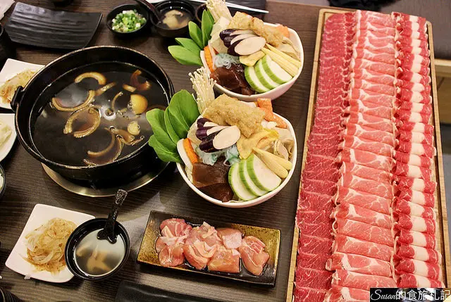 高雄壽喜燒|井兵衛壽喜燒超狂肉盤四人組合餐，頂級霜降牛、雪花牛、梅花黑毛豬再加送無骨雞腿肉~讓肉肉控的我們吃到嫑嫑的 