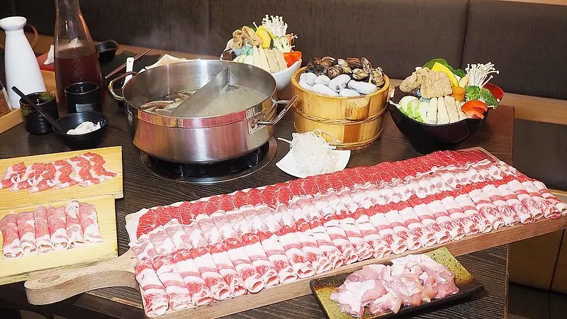 【高雄│鼓山】井兵衛壽喜燒│浮誇上了一個新境界！超狂驚人肉盤、大蛤蠣、大生蠔，肉肉控必吃（附完整菜單）│鼓山火鍋│高雄壽喜燒