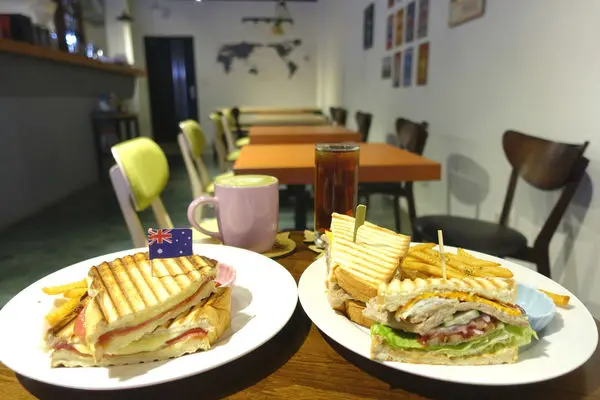 幸福站咖啡‧中和優質早午餐代表~無法單手掌握的蔬菜嫩煎豬排蛋和超濃火腿起司帕尼尼!!!