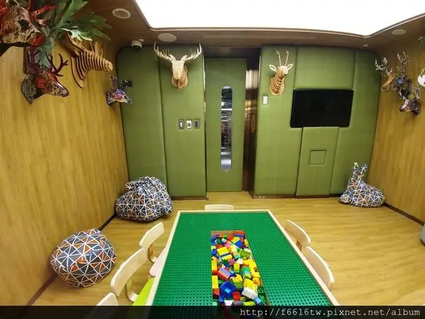 開箱【板橋 大遠百】海底撈火鍋 2號店 兒童遊戲區樂高積木 塗鴉 立體故事書應有盡有 小朋友專屬樂園Mega City