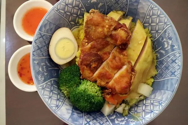 高雄左營區=<食>男飯-海南雞飯(富民店)~評選為文青必吃的一家店，你來品嘗了嗎？簡單舒服的環境，薑黃飯搭配上爽口的雞肉，讓你輕鬆吃一餐=