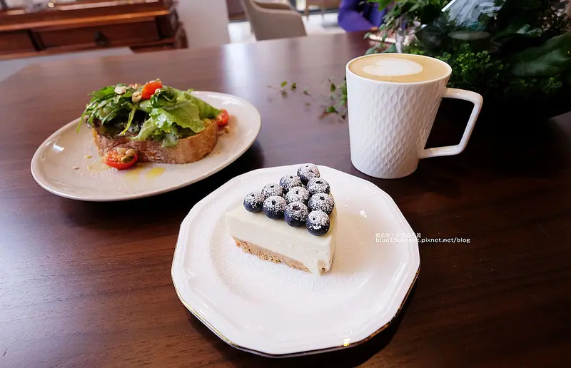 【台中南屯】Hitomi喜徳盛眼鏡eye+coffee-賣眼鏡也賣咖啡.好拍空間.下午茶推薦地點 - 藍色起士的美食主義