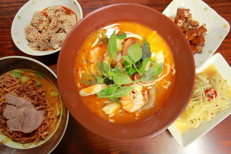 吃。高雄|苓雅區。結合泰式料理の麵店，特殊の咖哩乾麵，酸辣滋味令人回味「中泰傳統陽春麵」。