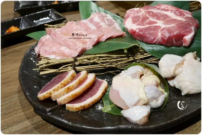 【台中.南屯】明炙道 炭火燒肉。高CP值全程動口不動手燒肉界桌邊包套服務，炭火烤出不沾醬就超好吃的食材原味