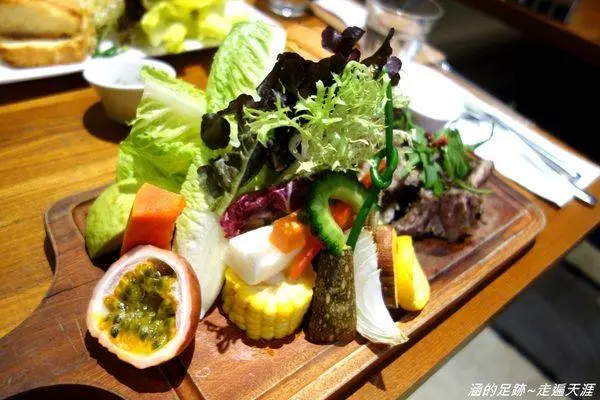[食記] 台北 - Daylight 光合箱子 (華山店) ~ 超大份量新鮮蔬果沙拉，唯一開到晚上的分店