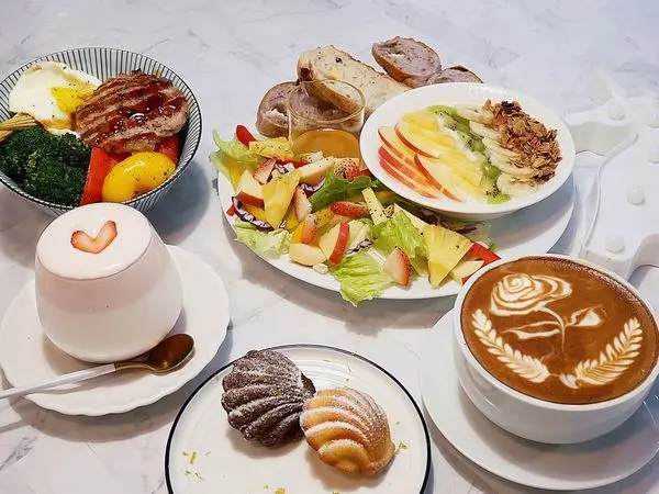 自由溫室 Liberbox Coffee - 新北中和可充電不限時咖啡館，店內同時也是藝術展區和寵物友善空間，小包廂超網美，隨便拍都美