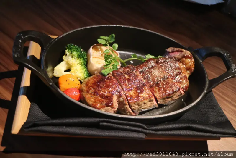東區餐酒館~6月底前來到市府站新開店"À Point Steak & Bar 艾朋牛排餐酒館"消費享85折優惠~聚餐約會甚至宵夜提供您新選擇的好處去!!