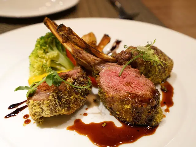 [食記] A Point 艾朋牛排餐酒館。高CP值約會、慶生餐廳、看得到101大樓的台北牛排館。高質感的炭烤牛排、青醬開心果烤羊小排。中秋聚餐超推薦!
