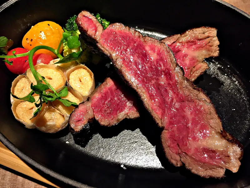 À Point Steak & Bar 艾朋牛排餐酒館              
