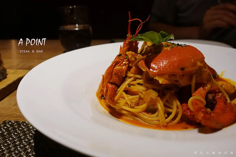 À Point Steak & Bar 艾朋牛排餐酒館，來一場微醺的老派約會 / 愛評體驗