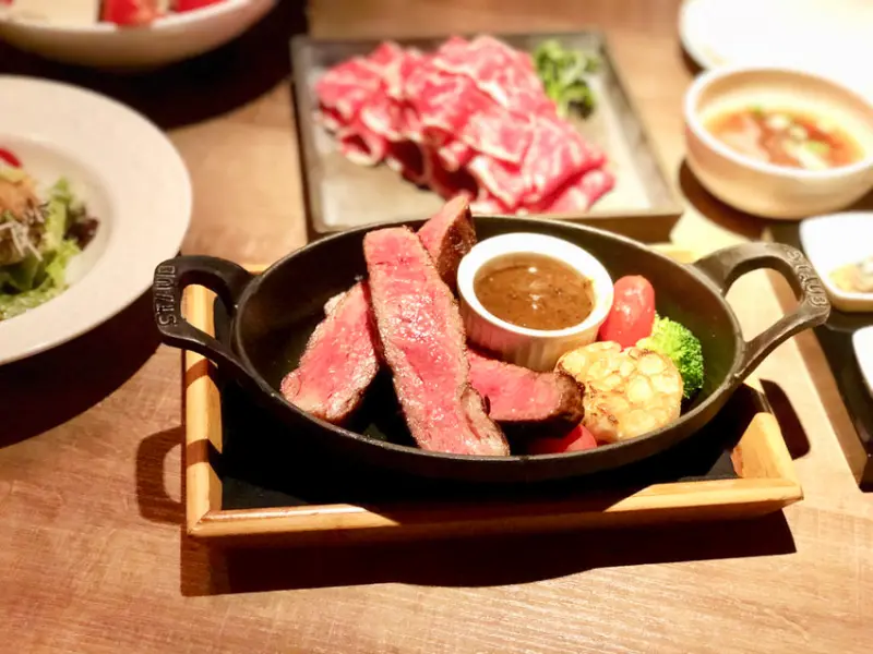[台北信義] À Point Steak & Bar 艾朋牛排餐酒館百萬烤箱烤的牛排美妙滋味讓人垂涎 / 老派的約會情人節餐廳美麗夜景(愛評體驗券)