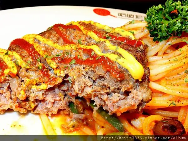 台北三重<哈波尼司義麵坊Happiness Pasta>CP值高的美味平價料理,那漢堡排的飽滿多汁,會讓人上癮啊!