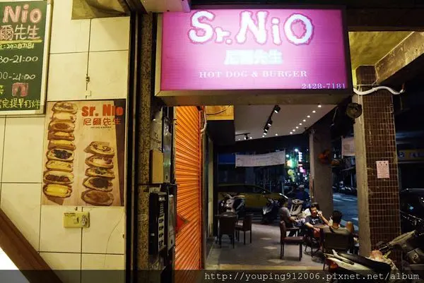 基隆仁愛區｜Sr. Nio 尼爾先生，在你面前上演起司瀑布，超大份美式熱狗堡及炒麵麵包(附菜單)！
