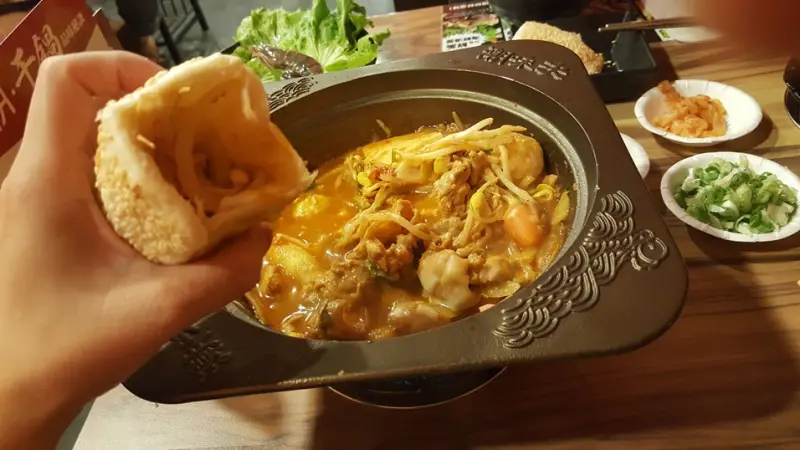 食尚期貨小咪 ♥【板橋美食火鍋推薦●潮味決(板橋國光店)創意干鍋‧砂鍋粥｜乾乾的火鍋最後也能變成湯 湯頭超讚的 燒品配乾鍋無敵美味】