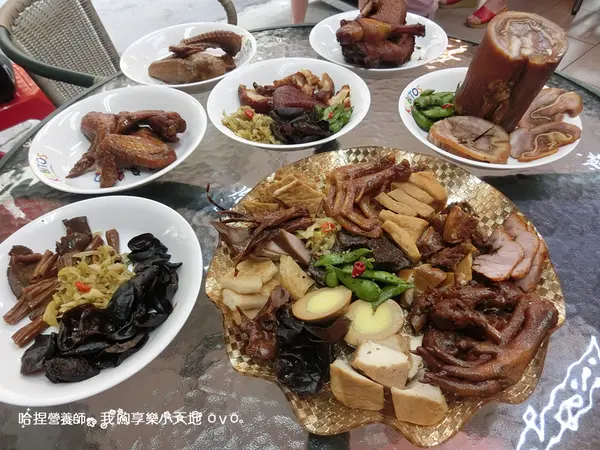 新莊《廣福味》全程不加一滴醬油，卻滷到色、香、味俱全的養生滷味。新莊體育館周邊美食