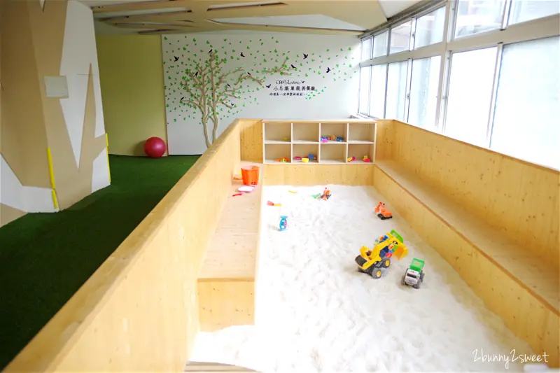 [親子餐廳。台中] 幼稚園變身而成的超寬敞親子餐廳～小鳥築巢親善餐廳～假草坪 x 原木大沙坑 x 氣球屋 x 球池溜滑梯