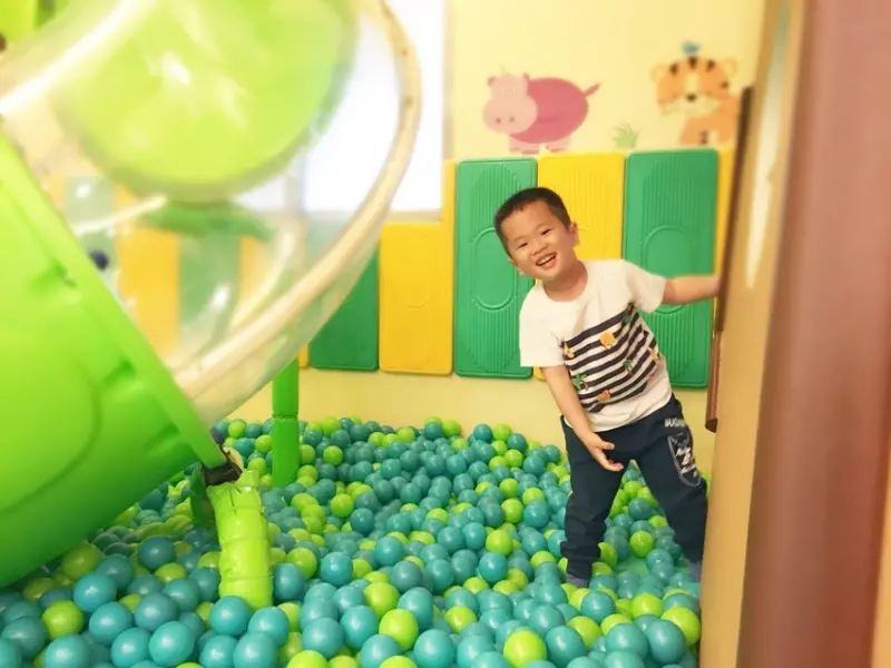 【美食】小鳥築巢親子餐廳|大坪數空間，樹屋球池、繽紛氣球屋、賽道嚕嚕車、家家酒、0-2歲幼兒專區、沙坑，給孩子們一個乾淨玩樂的遊戲天堂