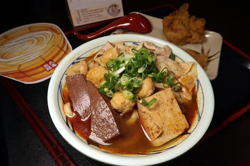 丸亀製麵 店內現作烏龍麵 秋冬限定麻辣豬肉超火辣 日本竹輪炸物 丸龜月曆這裡買~