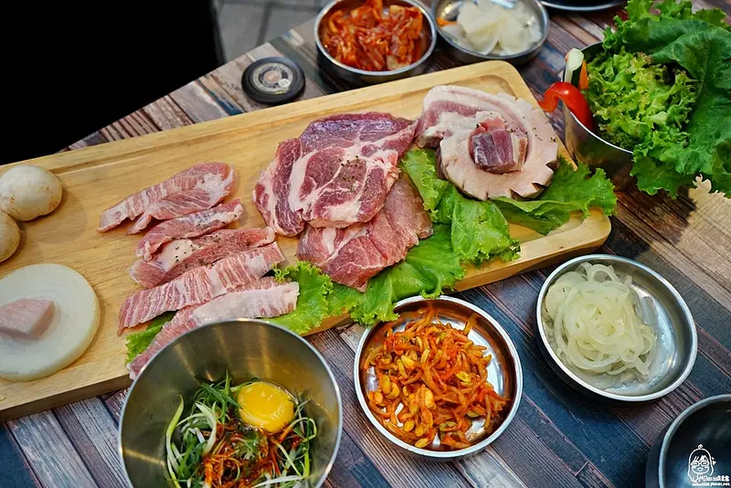 『台中。西屯區』 咚咚家dondonga韓式豬肉專賣 二號店 돈돈가｜韓國烤肉夢幻組合：西班牙伊比利豬＆台東香草豬  台西PK。肉質新鮮，專人代烤服務。