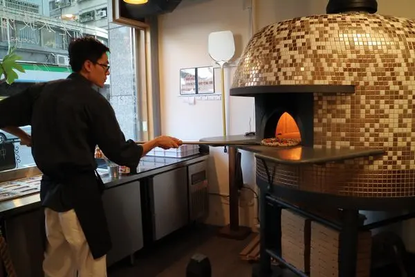 高雄左營區=<食>老派披薩-拿坡里式手工窯烤披薩~吃一個有證書的披薩＊手工窯烤搭配新鮮食材＊建議千萬要事先預訂!否則每日限量的餅皮很快就一空=