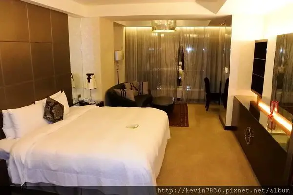日月潭< 晶澤會館>房間寬敞舒適,有美麗的湖景欣賞,還有十樓觀景台,讓人悠然自得喜歡宅在這