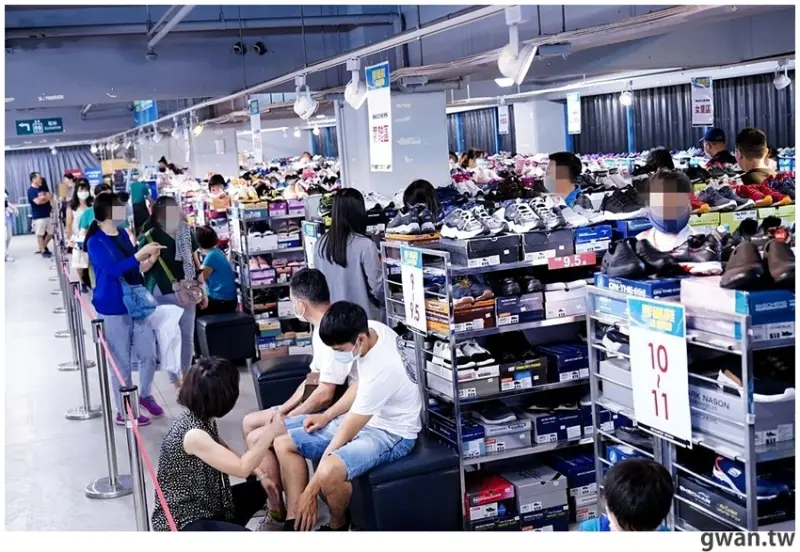 台中最大場零碼鞋出清，全面790元起！還有舊鞋換購鞋金、星巴克買一送一