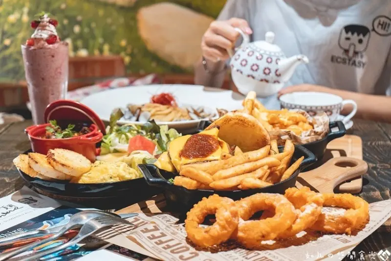 【台中西區】走進森林IG打卡秘境，勇闖哈比人的家享受早午餐『夏爾 - 綠園道店』