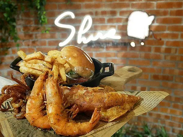 夏爾Shire綠園道-台中西區義式料理  勤美附近隱藏版美食  躲在旅店內的超可愛餐廳  餐點也精緻  很值得拜訪              