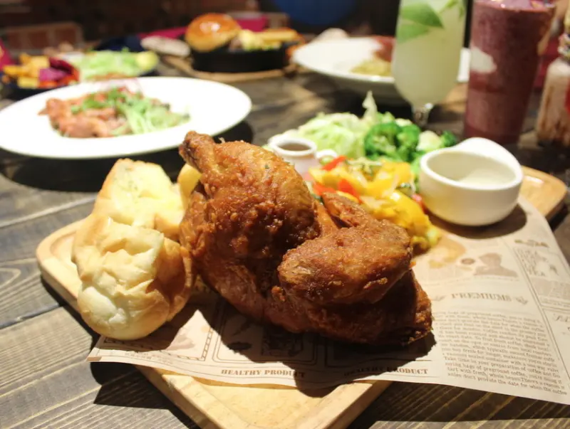 台中美食｜夏爾 Shire 綠園道店-走進童話故事用餐，必點骰子牛