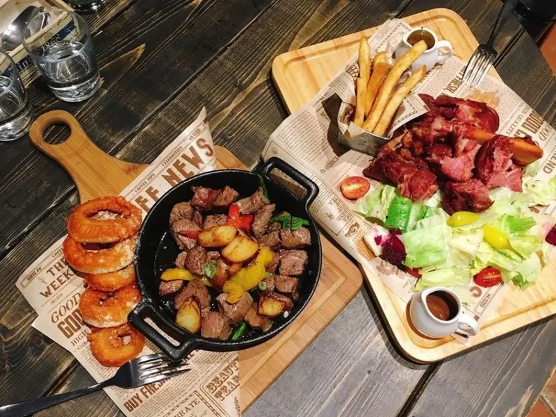 【美食】這不是魔戒哈比人精靈屋嗎?特色裝潢餐點好吃的夏爾，骰子牛、德國豬腳特推!