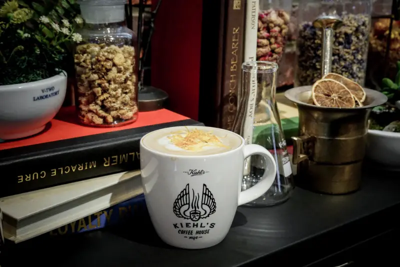 KIEHL’S COFFEE HOUSE契爾氏咖啡館X魔王 台北信義區 全球第一間KIEHL‘S契爾氏咖啡廳落腳在台灣新光三越A11 金盞花拿鐵 獨家限定甜點 捷運市政府站 內文有店家資訊與菜單