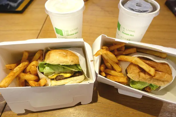 樂檸漢堡‧嘉義速食之光抵達台北~滿滿蔬菜量的漢堡包和穿短褲享優惠的傳統都在!!!!