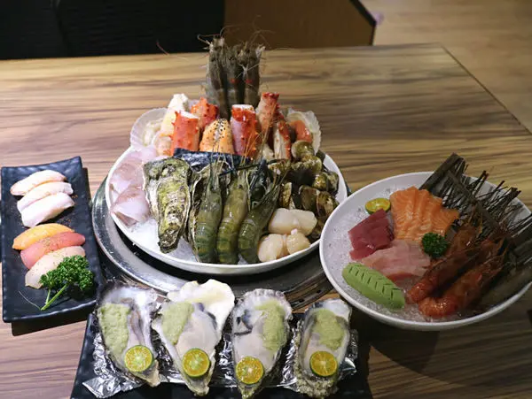 《八田頂級帝王蟹鍋物燒烤吃到飽》頂級海鮮飽翻天，桌邊服務帝王蟹貼你心