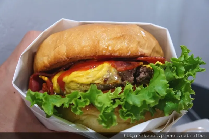 爽爽吃的驚人牛肉漢堡 薯條也好吃-貳壹漢堡@捷運松山站@松山火車站