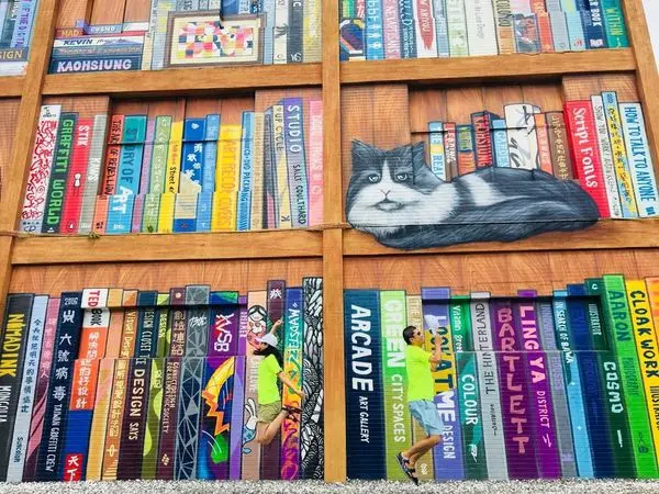 【衛武營藝術文化中心/彩繪牆】2018高雄IG熱門打卡點/外星人的太空船降臨地球/巨大書牆必拍場景